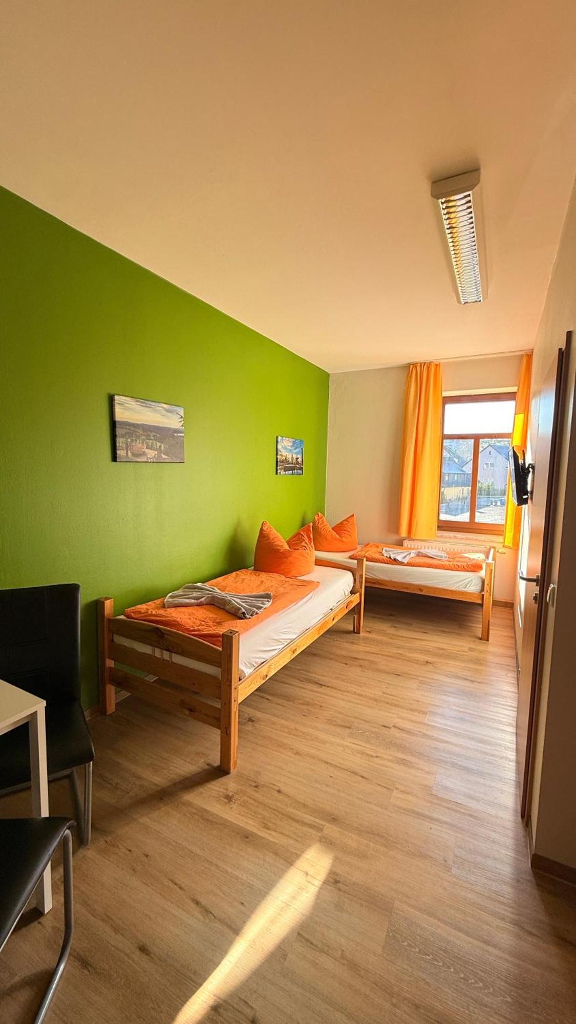 Zweibettzimmer mit Bad